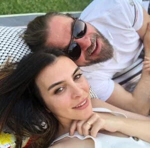 Engin Altan Düzyatan Biography, Wiki, Age, Family, Education, Movies, Best TV Shows, Net Worth, Wife & Kids 2025 5 Engin-Altan-with-his-Wife-in-Selfie-on-Instagram-300x295